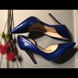 Royal blue snake-print heels 👠